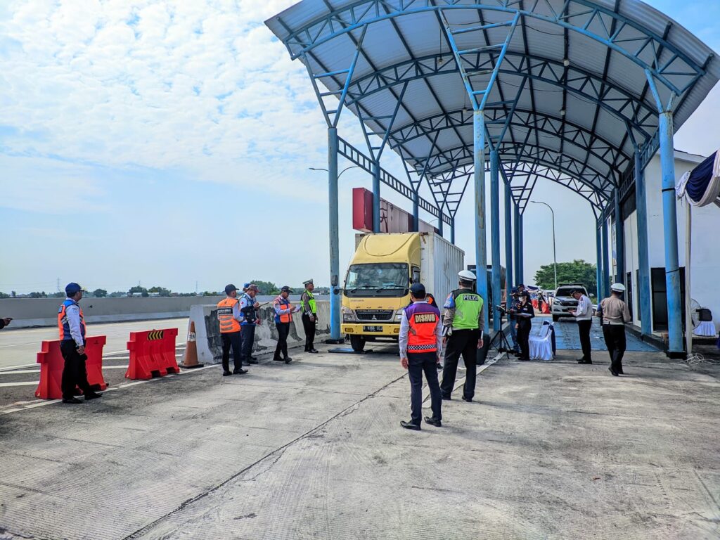 KEGIATAN OPERASI OVER DIMENSION DAN OVER LOADING DI KM 649 B